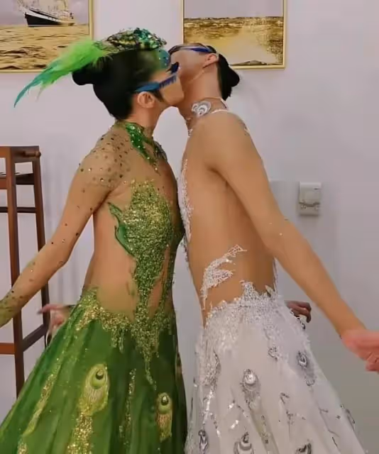 楊麗萍愛徒跳孔雀舞被罵不雅,男女貼身親吻亂蹭,網友:不堪入目