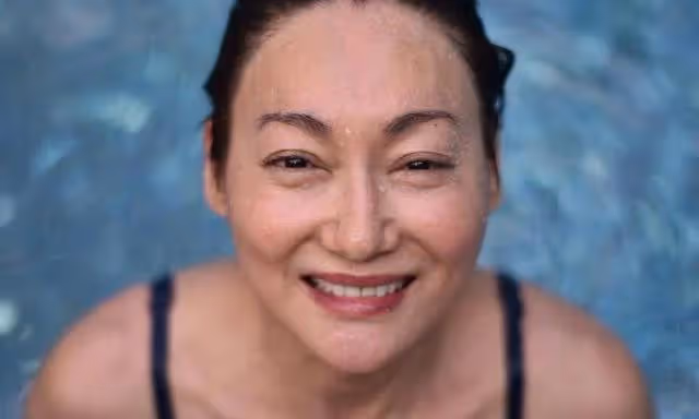 61歲惠英紅自曝泳裝照，四肢纖細皮膚白皙，身材像20歲青春少女