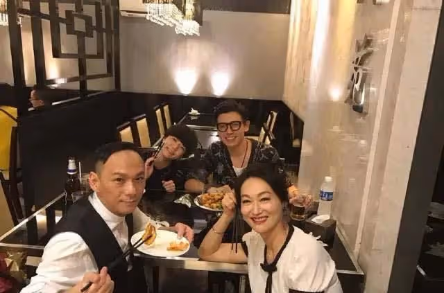 61歲惠英紅自曝泳裝照，四肢纖細皮膚白皙，身材像20歲青春少女