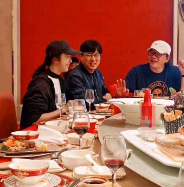 湯唯攜韓國老公為80歲父親賀壽！同吃酒席接地氣，金泰勇笑意滿滿