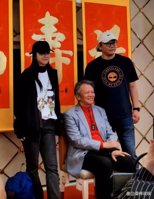 湯唯攜韓國老公為80歲父親賀壽！同吃酒席接地氣，金泰勇笑意滿滿