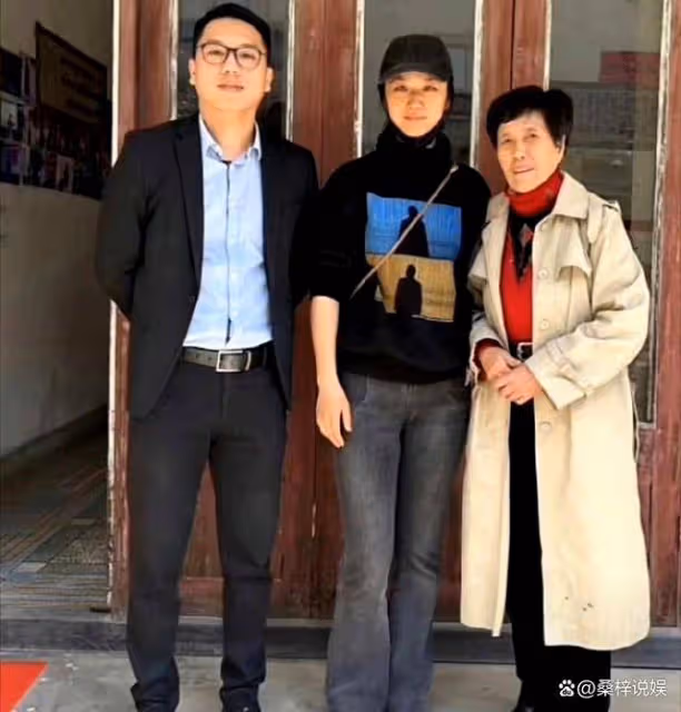 湯唯攜韓國老公為80歲父親賀壽！同吃酒席接地氣，金泰勇笑意滿滿