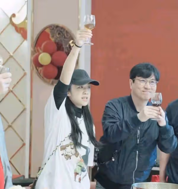 湯唯攜韓國老公為80歲父親賀壽！同吃酒席接地氣，金泰勇笑意滿滿