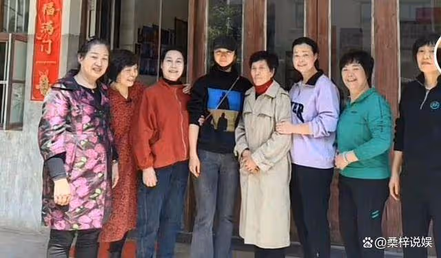 湯唯攜韓國老公為80歲父親賀壽！同吃酒席接地氣，金泰勇笑意滿滿
