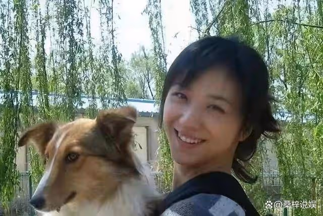 湯唯攜韓國老公為80歲父親賀壽！同吃酒席接地氣，金泰勇笑意滿滿