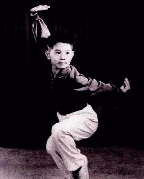 李連杰20億身家全給了利智，前妻黃秋燕住了10年地下室，差別好大