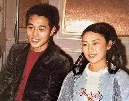 李連杰20億身家全給了利智，前妻黃秋燕住了10年地下室，差別好大