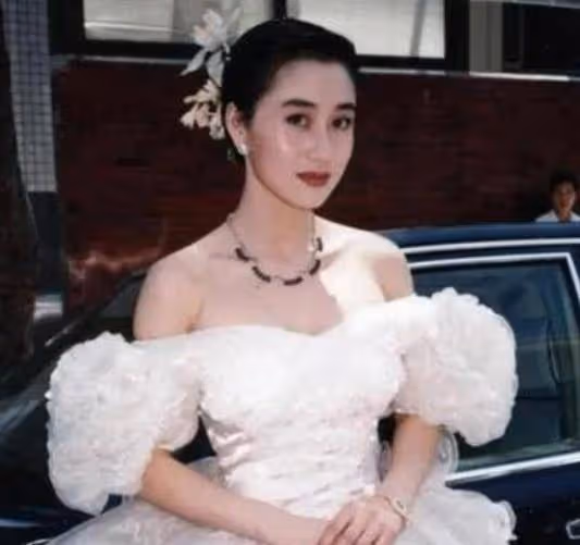 李連杰20億身家全給了利智，前妻黃秋燕住了10年地下室，差別好大