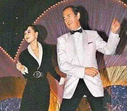 李連杰20億身家全給了利智，前妻黃秋燕住了10年地下室，差別好大