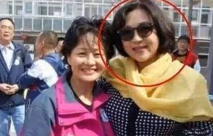 李連杰20億身家全給了利智，前妻黃秋燕住了10年地下室，差別好大