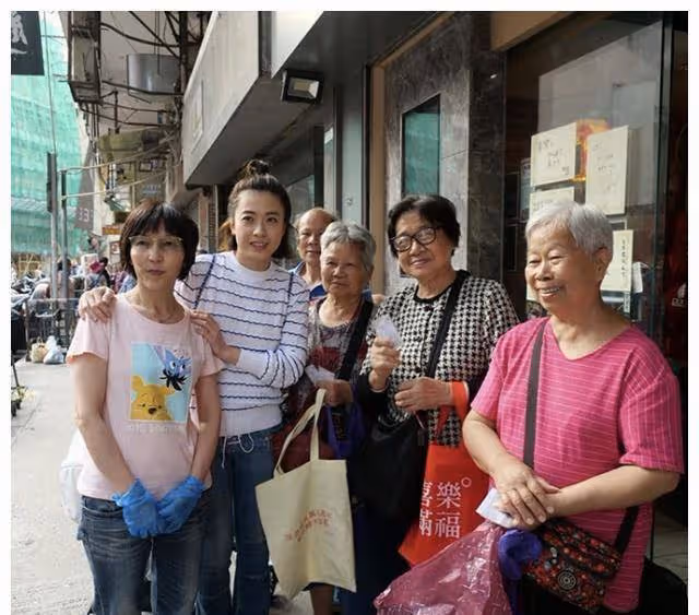 百億闊太他終於逆襲了！一身白色西裝配短靴，比楊千嬅還要高級