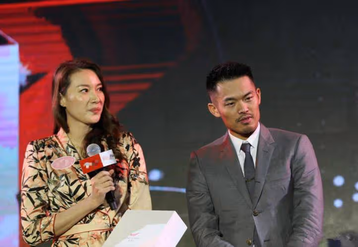 林丹謝杏芳湖南遊玩合影互不搭理，網友：林丹一看性格就有問題