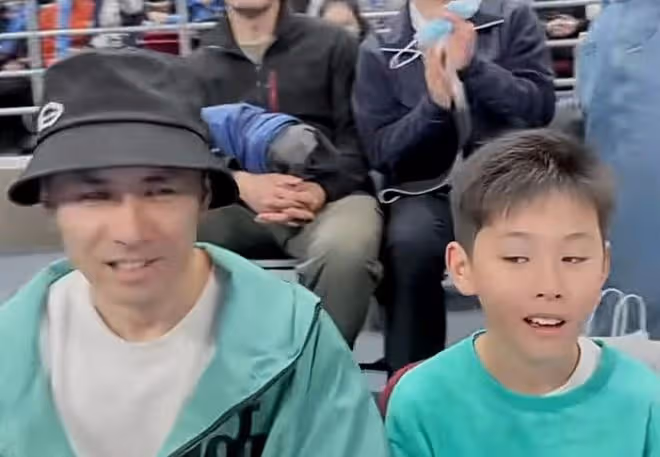 知名歌手黃征罕見曬娃，11歲兒子帥氣像爸！娶圈外人住別墅太幸福