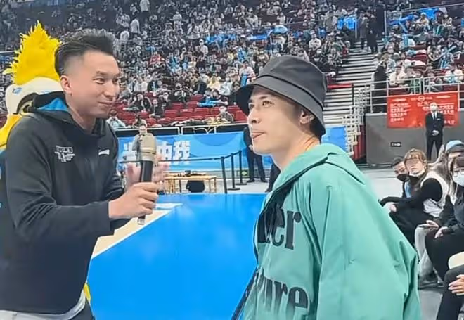 知名歌手黃征罕見曬娃，11歲兒子帥氣像爸！娶圈外人住別墅太幸福