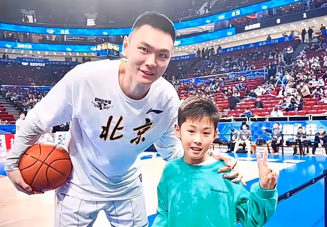 知名歌手黃征罕見曬娃，11歲兒子帥氣像爸！娶圈外人住別墅太幸福
