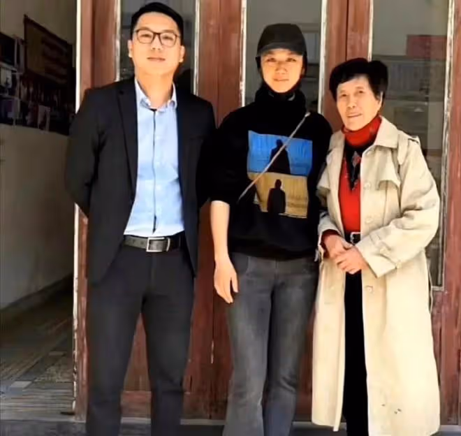 湯唯攜韓國老公為80歲父親賀壽,同吃酒席接地氣,金泰勇笑意滿滿