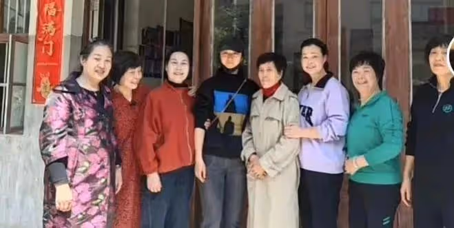 湯唯攜韓國老公為80歲父親賀壽,同吃酒席接地氣,金泰勇笑意滿滿