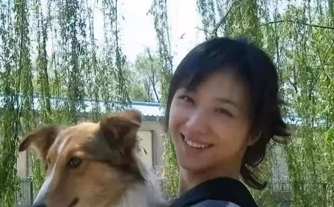 湯唯攜韓國老公為80歲父親賀壽,同吃酒席接地氣,金泰勇笑意滿滿