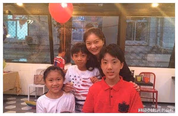兒子18歲拿導演獎,女兒十歲出書,「老父親」張藝謀的幸福後半生