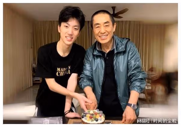 兒子18歲拿導演獎,女兒十歲出書,「老父親」張藝謀的幸福後半生