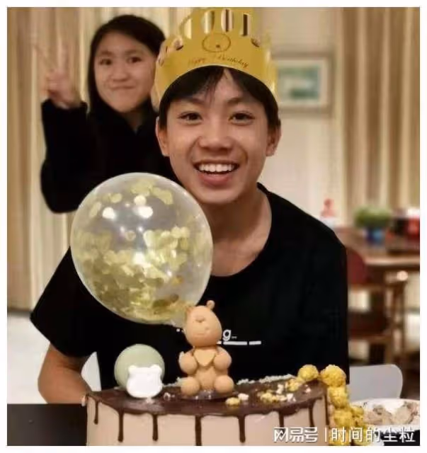 兒子18歲拿導演獎,女兒十歲出書,「老父親」張藝謀的幸福後半生