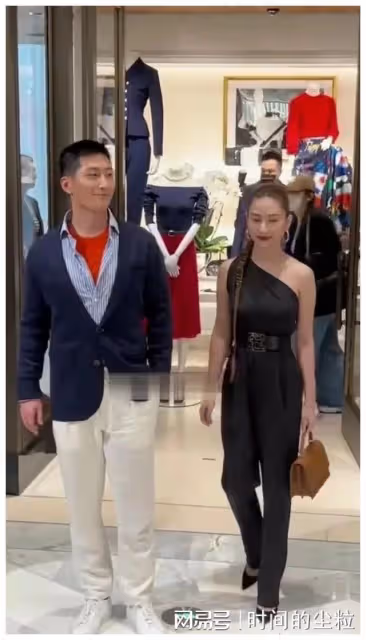 何超蓮攜竇驍合體撈金!她穿半肩裝有名媛范,竇驍被吐槽太顯老