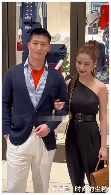 何超蓮攜竇驍合體撈金!她穿半肩裝有名媛范,竇驍被吐槽太顯老