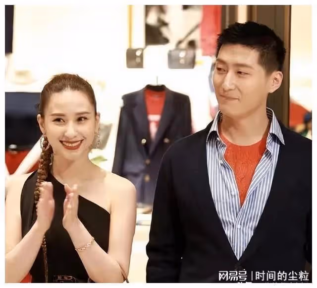 何超蓮攜竇驍合體撈金!她穿半肩裝有名媛范,竇驍被吐槽太顯老