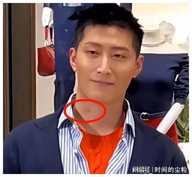 何超蓮攜竇驍合體撈金!她穿半肩裝有名媛范,竇驍被吐槽太顯老