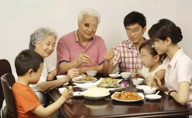 大姑姐拿兩萬紅包隨禮卻被趕出來,弟媳:她當年事做絕,沒安好心