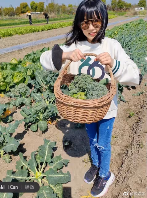陸毅鮑蕾帶倆女兒農場玩耍,貝兒小葉子身高猛躥,同款小長腿搶鏡