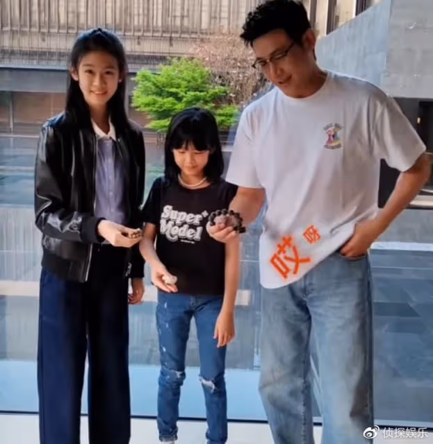 陸毅鮑蕾帶倆女兒農場玩耍,貝兒小葉子身高猛躥,同款小長腿搶鏡