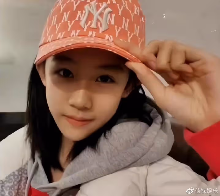陸毅鮑蕾帶倆女兒農場玩耍,貝兒小葉子身高猛躥,同款小長腿搶鏡