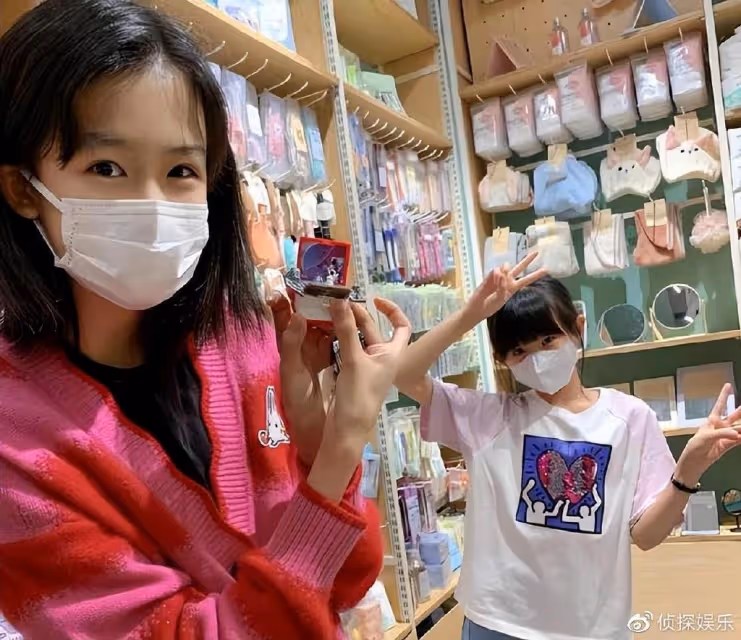 陸毅鮑蕾帶倆女兒農場玩耍,貝兒小葉子身高猛躥,同款小長腿搶鏡