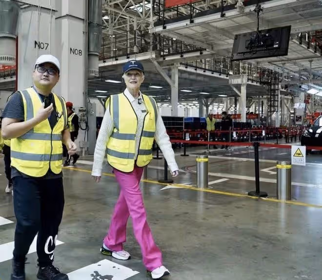 馬斯克媽媽游上海特斯拉工廠!74歲身體精力充沛,走路有范像大佬