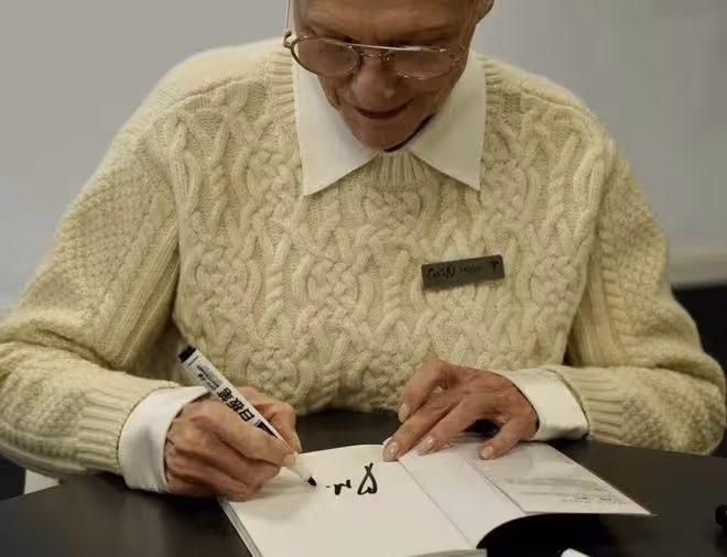 馬斯克媽媽游上海特斯拉工廠!74歲身體精力充沛,走路有范像大佬