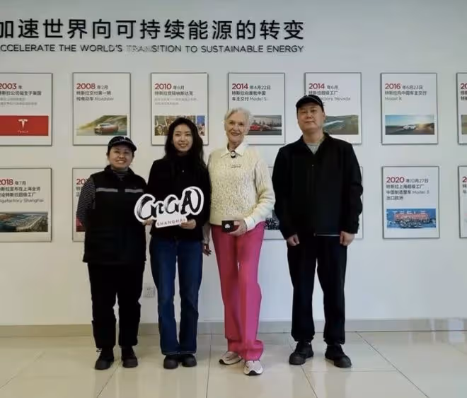 馬斯克媽媽游上海特斯拉工廠!74歲身體精力充沛,走路有范像大佬