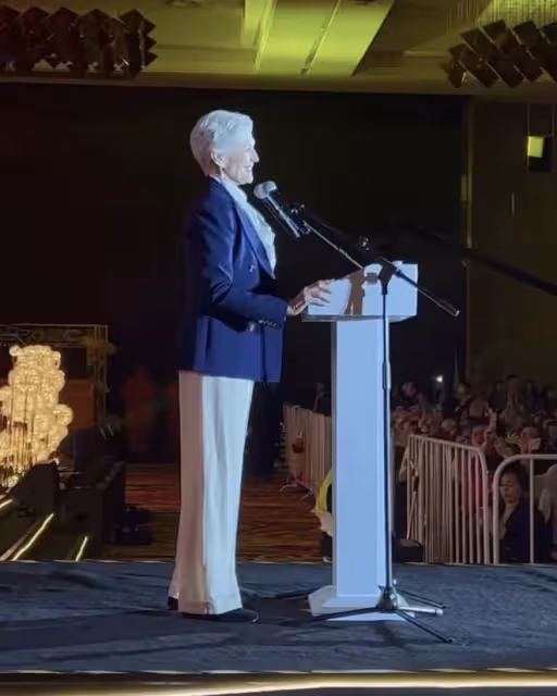 馬斯克媽媽游上海特斯拉工廠!74歲身體精力充沛,走路有范像大佬