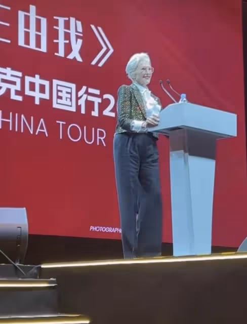 馬斯克媽媽游上海特斯拉工廠!74歲身體精力充沛,走路有范像大佬