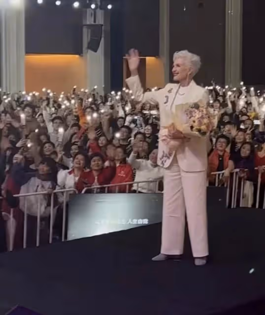 馬斯克媽媽游上海特斯拉工廠!74歲身體精力充沛,走路有范像大佬