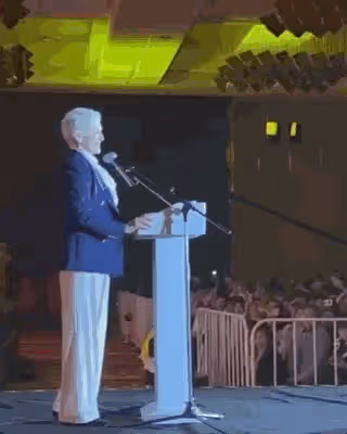 馬斯克媽媽游上海特斯拉工廠!74歲身體精力充沛,走路有范像大佬