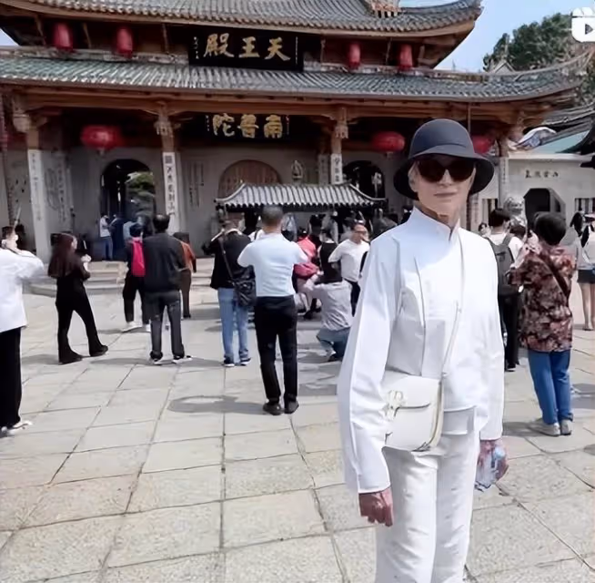 馬斯克媽媽游上海特斯拉工廠!74歲身體精力充沛,走路有范像大佬