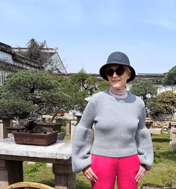 馬斯克媽媽游上海特斯拉工廠!74歲身體精力充沛,走路有范像大佬