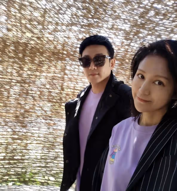 陸毅帶妻女踏青,和鮑蕾穿情侶裝秀恩愛,妹妹像貝兒比姐姐還漂亮