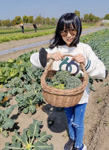 陸毅帶妻女踏青,和鮑蕾穿情侶裝秀恩愛,妹妹像貝兒比姐姐還漂亮