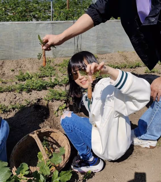 陸毅帶妻女踏青,和鮑蕾穿情侶裝秀恩愛,妹妹像貝兒比姐姐還漂亮