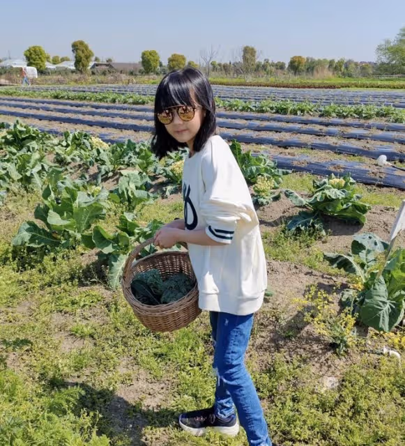 陸毅帶妻女踏青,和鮑蕾穿情侶裝秀恩愛,妹妹像貝兒比姐姐還漂亮