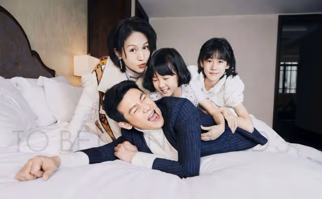 陸毅帶妻女踏青,和鮑蕾穿情侶裝秀恩愛,妹妹像貝兒比姐姐還漂亮