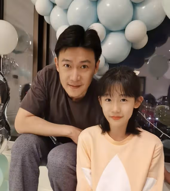 陸毅帶妻女踏青,和鮑蕾穿情侶裝秀恩愛,妹妹像貝兒比姐姐還漂亮