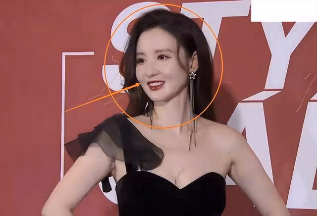 肩帶滑落、忘穿胸衣,這三位女星的社死瞬間,簡直不要太尷尬